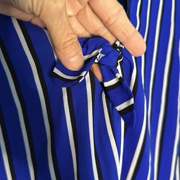Torrid 2X Blue White Stripe Flutter Sleeve Blouse Top Front Keyhole Tie Office - Picture 5 of 7